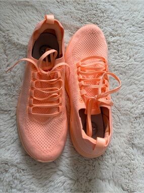 APL Techloom Breeze Peach/Coral Knit Athletic Sneakers